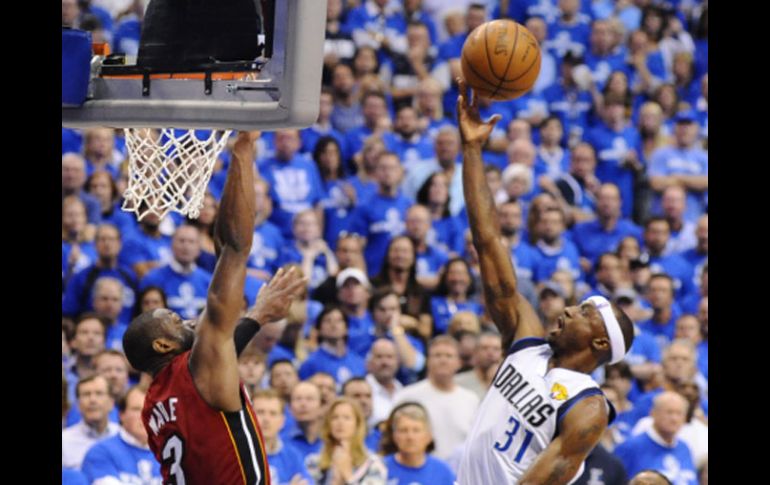 Jason Terry (der.) fue de los que se echó al equipo de Dallas al hombro, con puntos vitales. EFE  /