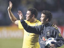 Ronaldo, acompañado de su hijo Ronald, recibió una fuerte ovación en el estadio Pacaembú de Sao Paulo. AFP  /