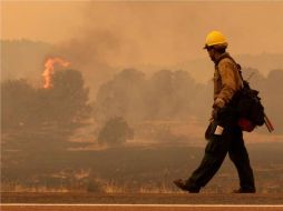 Más de dos mil 500 bomberos han estado trabajando para sofocar el incendio de Arizona. AP  /