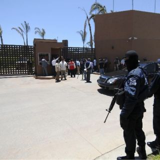 De uso exclusivo del Ejército, 49 de las 88 armas aseguradas a Hank Rhon