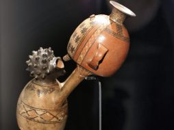 Una visitante observa un pajcha (recipiente ceremonial) de cerámica de la cultura inca de Perú (1450- 533 d.C.). EFE  /