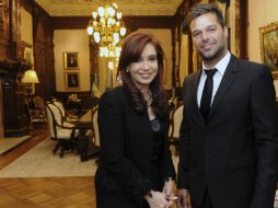 El cantante puertorriqueño posa junto a la presidenta de Argentina Cristina Fernandez de Kirchner. REUTERS  /