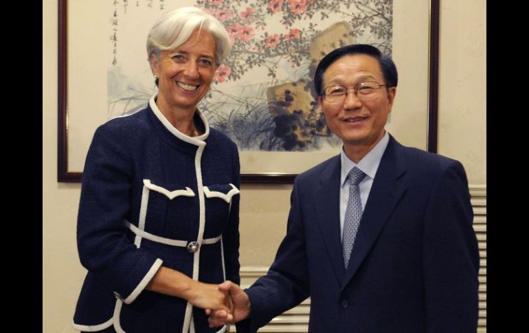 Christine Lagarde, estrecha la mano del Ministro de Finanzas chino, Xie Xuren. AFP  /