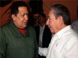 Raúl Castro recibió a Chávez en Cuba. REUTERS  /