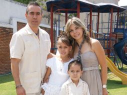 Héctor Gutiérrez y Roxana López con sus hijos Fernanda y Leonardo.  /