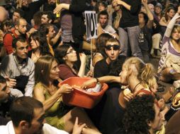 Participantes en la concentración de indignados reparten comida esta noche en las inmediaciones del Congreso de los Diputados. EFE  /
