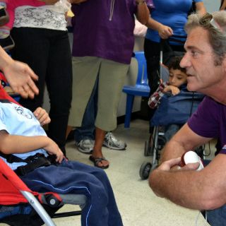 Mel Gibson visita hospital en Guatemala