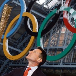 Presentan antorcha moderna para Londres 2012