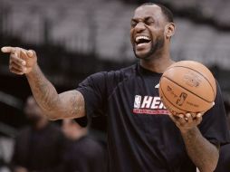 LeBron James mantiene el buen humor pese a su pésima actuación. REUTERS  /