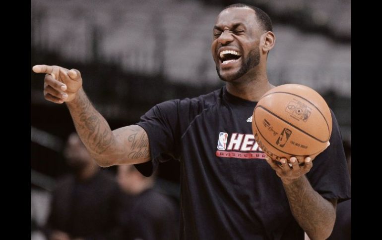 LeBron James mantiene el buen humor pese a su pésima actuación. REUTERS  /