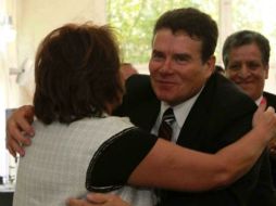 Elba Esther Gordillo felicita al nuevo secretario del sindicato, Juan Díaz. EL UNIVERSAL  /