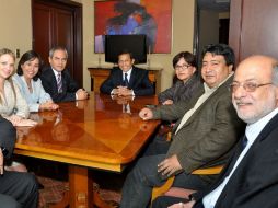 El presidente electo de Perú, Ollanta Humala ,con dirigentes de la gobernante Alianza Popular Revolucionaria Americana. NTX  /