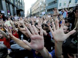 Jóvenes del movimiento 15-M se manifestaron afuera del parlamento español. NTX  /