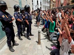 Integrantes del movimiento '15-M' se enfrentaron con autoridades españolas en el parlamento regional de Valencia. EFE  /