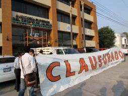 Aspecto de la colocación de la manta con la leyenda 'Clausurado', sobre la fachada de la Auditoría. A. CAMACHO  /