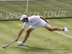 El tenista estadounidense Andy Roddick trata de regresar una bola a su oponente Anderson. AP  /