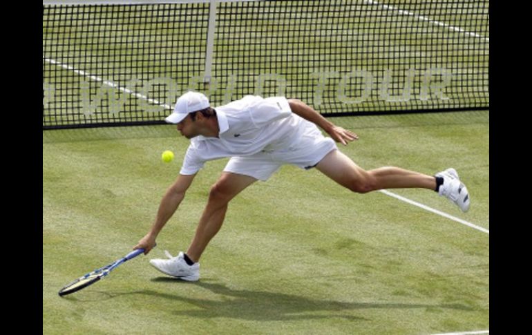 El tenista estadounidense Andy Roddick trata de regresar una bola a su oponente Anderson. AP  /