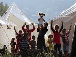 Quienes cruzan la frontera han instalado campamentos provisionales. REUTERS  /