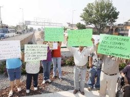Los vecinos esta mañana en el cruce de la Avenida Juan Gil Preciado y Valle Imperial. E. PACHECO  /
