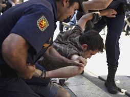 El movimiento de 'indignados' se enfrentó con cuerpos poiciacos en una manifestación en Valencia, España. AP  /