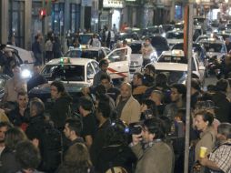 Los indignados han vuelto a concentrarse, cortando el tráfico, ante las puertas del Congreso de los Diputados, en Madrid. EFE  /