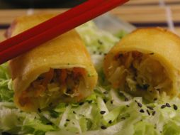 Aspecto de los rollitos primavera listos para degustarse. ESPECIAL  /