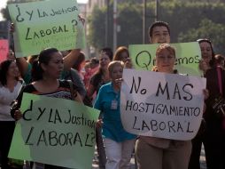 Trabajadores públicos se manifestaron ayer en la Plaza de Armas. A. HINOJOSA  /