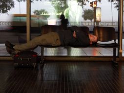 Un hombre descansa en el aeropuerto de Buenos Aires, Argentina, ante la cancelación de vuelos por las cenizas del volcán chileno. EFE  /