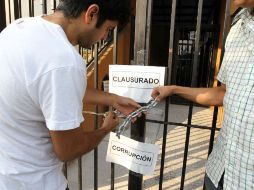 Miembros de organismos civiles colocaron letreros y una cadena para mostrar su descontento con la permanencia del auditor. A. CAMACHO  /