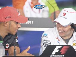 Sergio Pérez (der.) charla con el británico Lewis Hamilton  /