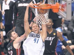 El alemán Dirk Nowitzki, quien ayer logró 29 puntos, clava el balón en el último cuarto. REUTERS  /
