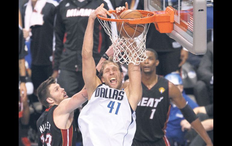 El alemán Dirk Nowitzki, quien ayer logró 29 puntos, clava el balón en el último cuarto. REUTERS  /