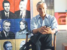 Jorge Ramos posa junto a la portada de su nuevo libro, que contiene entrevistas con quienes quieren ser presidente. ESPECIAL  /