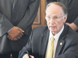 El gobernador de Alabama dice sentirse ''orgulloso'' de la Legislatura que trabajó para crear la ley migratoria. AP  /