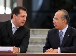 El Presidente Felipe Calderón conversa con el titular de la CNDH, Luis Plascencia. EL UNIVERSAL  /