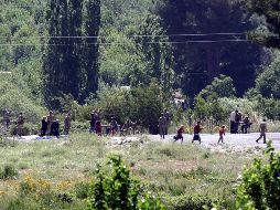 Soldados turcos escoltan a refugiados sirios hasta cruzar a la frontera, cerca de la población de Guvecci. EFE  /