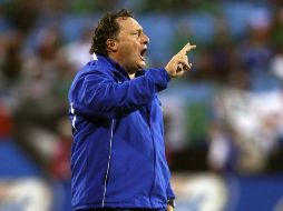 El estratega de El Salvador Rubén Israel da instrucciones a sus jugadores. MEXSPORT  /