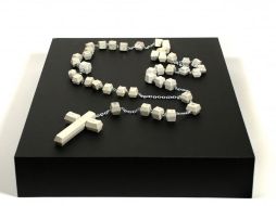 Un rosario creado con las piezas de un teclado forma parte de la exposición. ESPECIAL  /