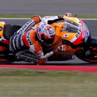 En seco y en mojado, Stoner domina en Silverstone
