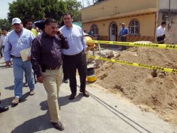 El director del SIAPA, José Luis Hernández Amaya, y Héctor Vielma, hicieron un recorrido por las casas afectadas en mayo. A. GARCÍA  /