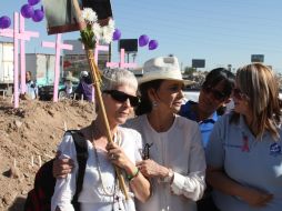 Integrantes de la Caravana visitaron el campo algodonero, donde se han registrado los 'feminicidios'. EFE  /
