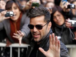 El cantante ofreció una firma de autógrafos a la que acudieron cientos de fanáticas. AP  /