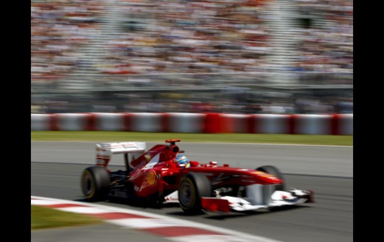 El piloto español Fernando Alonso de Ferrari, durante la segunda sesión de entrenamientos del circuito de Montreal. EFE  /