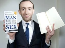El británico Sheridan Simove presenta ''Qué piensan los hombres más allá del sexo''. ESPECIAL  /