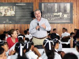 Emilio González invita a los niños y jóvenes del Hogar Cabañas a asistan las competencias de los Panamericanos. E. BARRERA  /