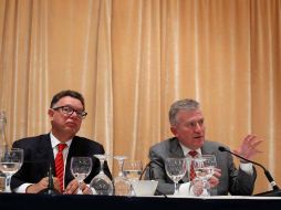 Reto Francioni, consejero delegado de Deutsche Börse (i) y Duncan Niederauer, presidente ejecutivo de NYSE Euronext (d). REUTERS  /