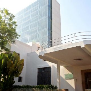 Demetria abraza a dos tapatíos de excepción