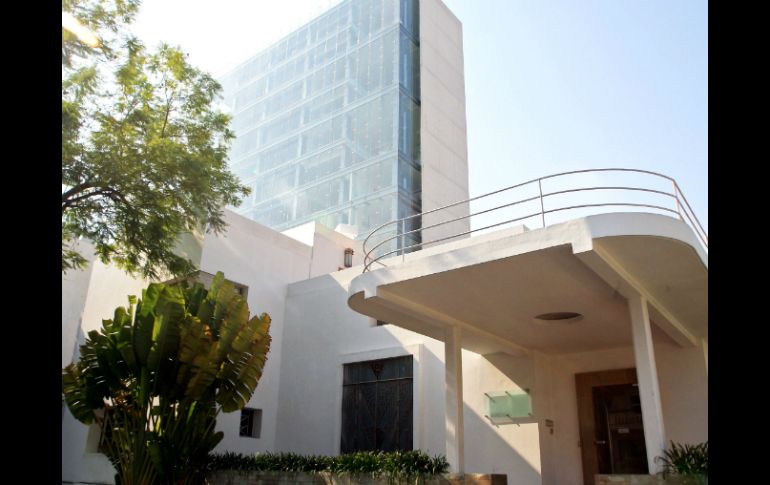 En primer plano la Casa Quiñones, cuyo autor fue Pedro Castellanos (1902-1961). Al fondo, el hotel Demetria. E. BARRERA  /