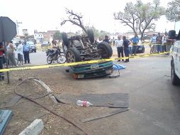 Tras el impacto, la camioneta quedó con las llantas hacia arriba. M. PATIÑO  /