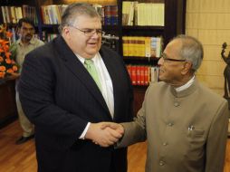 Agustín Carstens (i) saluda al ministro de Finanzas de India, Pranab Mukherjee, en Nueva Delhi. AP  /